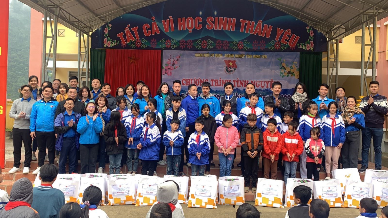 Đoàn Khối Cơ quan - Doanh nghiệp tỉnh tổ chức chương trình tình nguyện “Đông ấm vùng cao - Tết biên giới” năm 2022 tại tỉnh Cao Bằng
