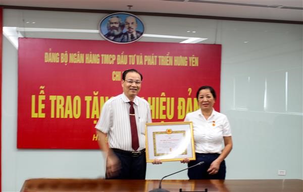Lễ trao tặng Huy hiệu 30 năm tuổi Đảng (đợt 02/9/2022) tại Đảng bộ Chi nhánh Ngân hàng TMCP Đầu tư và phát triển Hưng Yên