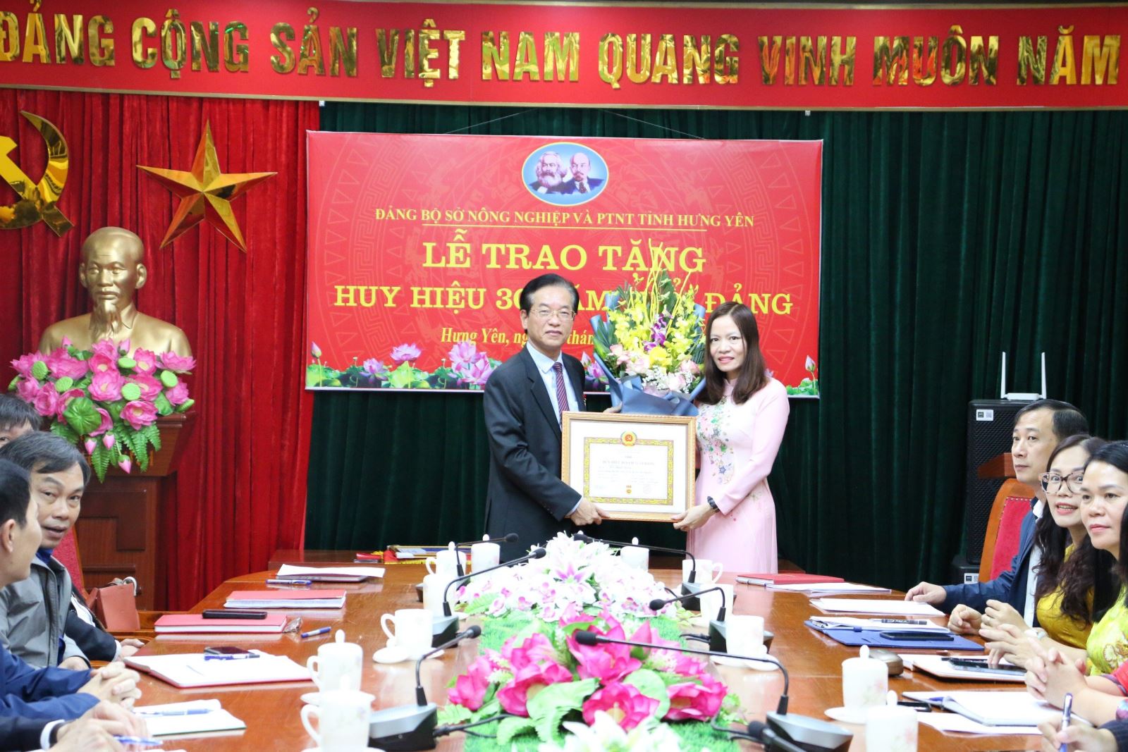 Lễ trao tặng Huy hiệu 30 năm tuổi Đảng (đợt 07/11/2023) tại Đảng bộ Sở Nông nghiệp và Phát triển nông thôn