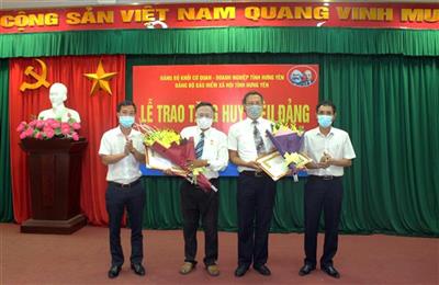 Lễ trao tặng Huy hiệu 40 năm, 30 năm tuổi Đảng (đợt 02/9/2021)  tại Đảng bộ Bảo hiểm xã hội tỉnh