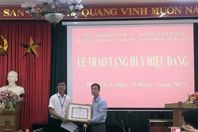 Lễ trao tặng Huy hiệu 30 năm tuổi Đảng (đợt 19/5/2022) tại Đảng bộ Trường Cao đẳng Cộng đồng Hưng Yên