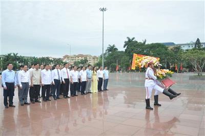 Trao Kỷ niệm chương “Vì sự nghiệp xây dựng Đảng trong Doanh nghiệp  Việt Nam” và trao kinh phí hỗ trợ Quỹ “Vì người nghèo” tỉnh