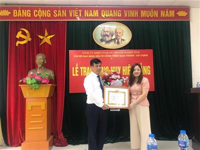 Lễ trao tặng Huy hiệu 30 năm tuổi Đảng (đợt 19/5/2021)  tại Chi bộ Ban Quản lý Dự án Đầu tư công trình Giao thông - Xây dựng tỉnh