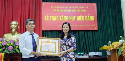 Lễ trao tặng Huy hiệu 30 năm tuổi Đảng (đợt 02/9/2021)  tại Đảng bộ Kho bạc Nhà nước Hưng Yên