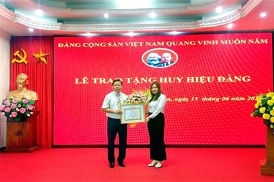 Lễ trao tặng Huy hiệu 30 năm tuổi Đảng (đợt 19/5/2021)  tại Đảng bộ Kho bạc Nhà nước Hưng Yên