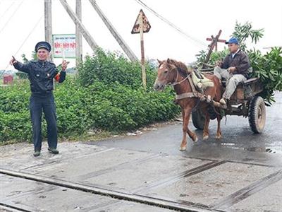 Gương sáng quanh ta: Cựu chiến binh tình nguyện ngăn tai nạn đường sắt