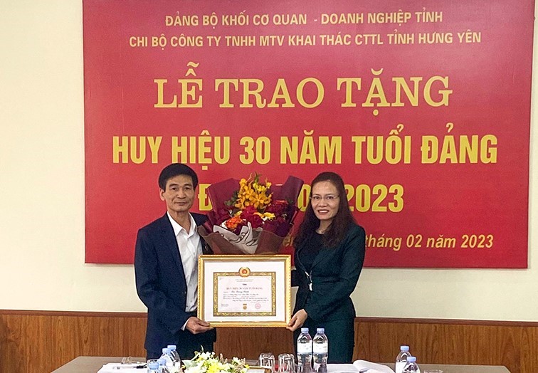 Trao tặng Huy hiệu Đảng cho đảng viên đợt 03/02/2023