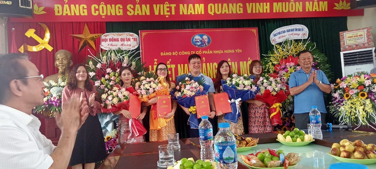 Đảng bộ Công ty cổ phần Nhựa Hưng Yên tổ chức Lễ kết nạp đảng viên mới, đợt 02/9/2022