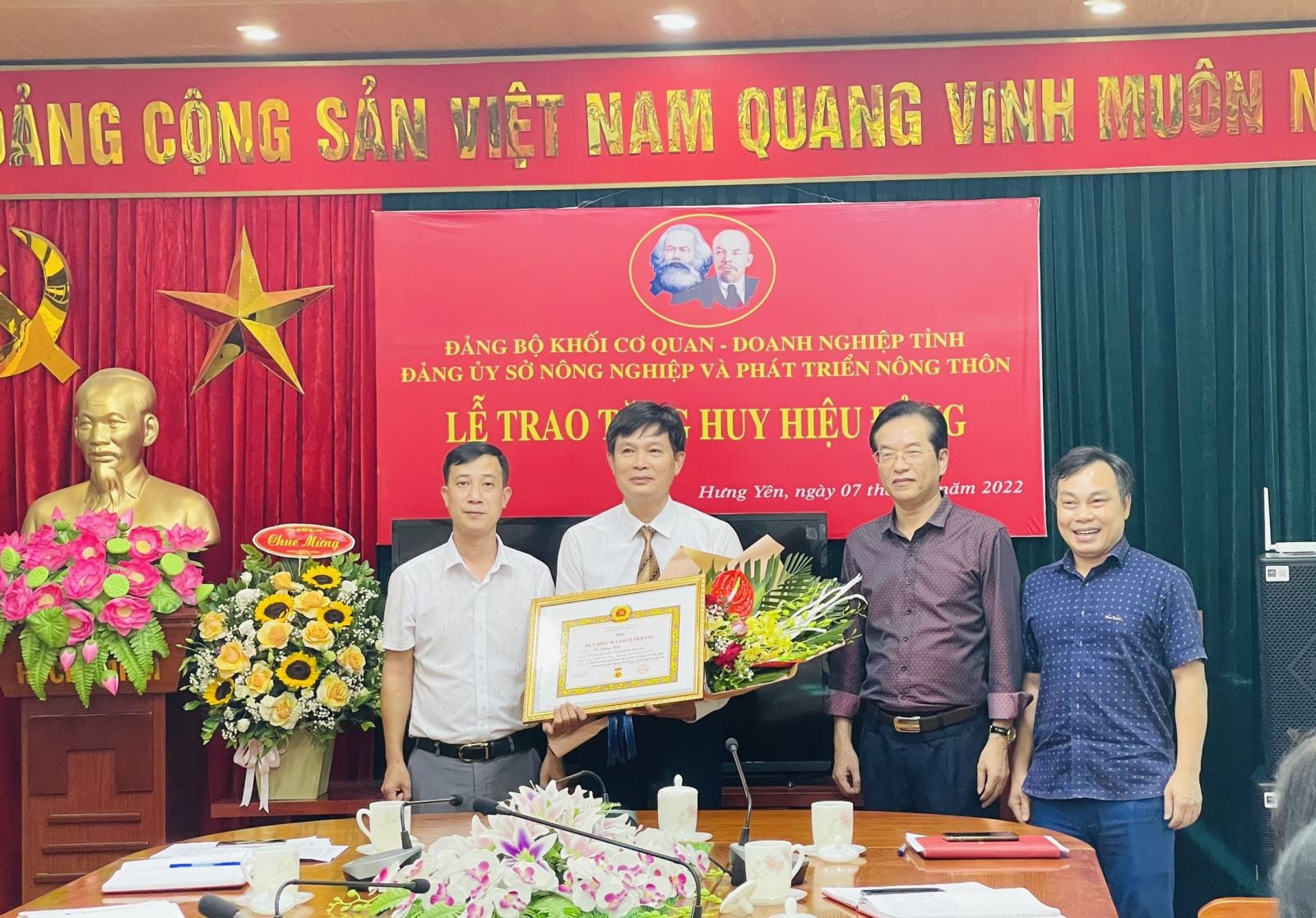 Lễ trao tặng Huy hiệu 30 năm tuổi Đảng (đợt 19/5/2022) tại Đảng bộ Sở Nông nghiệp và Phát triển nông thôn