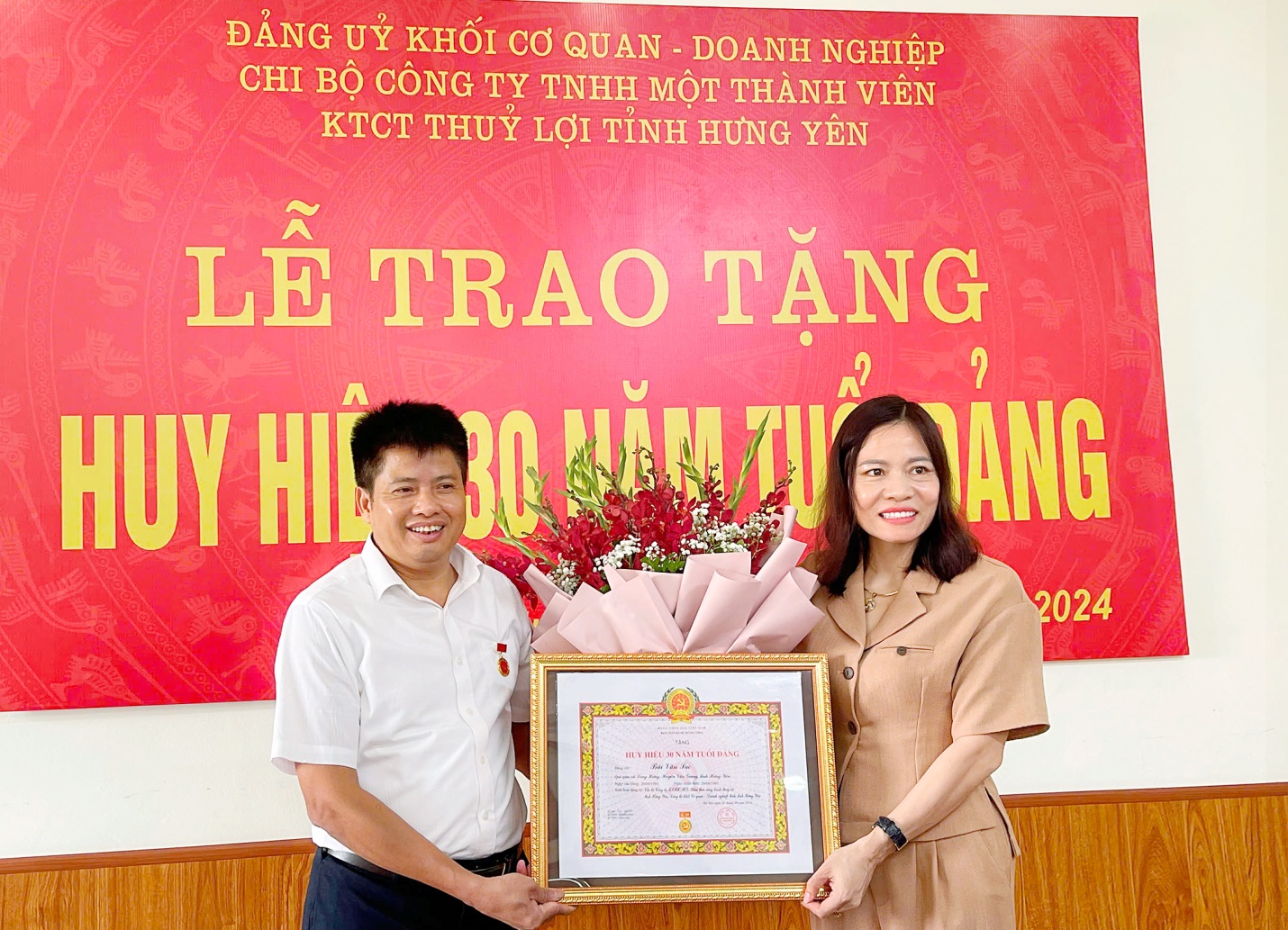 Lễ trao tặng Huy hiệu 30 năm tuổi Đảng (đợt 02/9/2024) tại Chi bộ Công ty TNHH Một thành viên Khai thác Công trình thủy lợi tỉnh